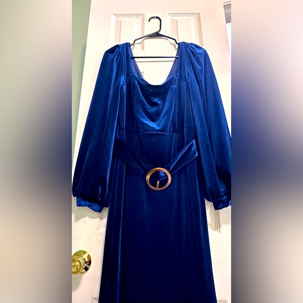 Women’s Long Dress Velvet Color: Navy Size: XL Fits perfectly